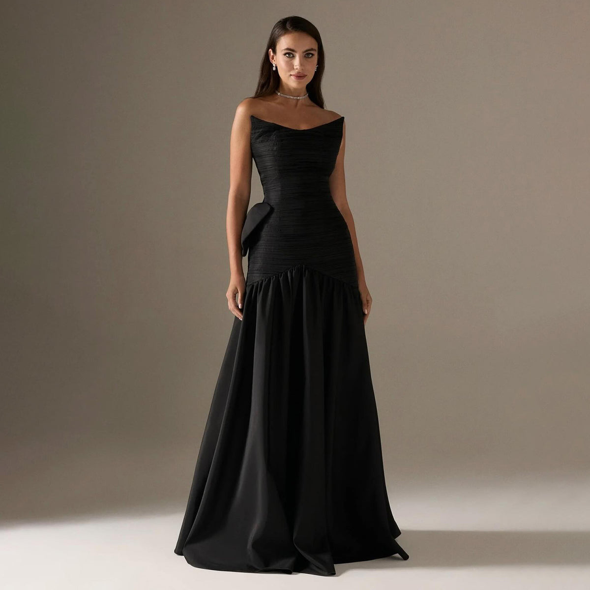 Elegant Black Strapless Evening Dress with Bow SF154