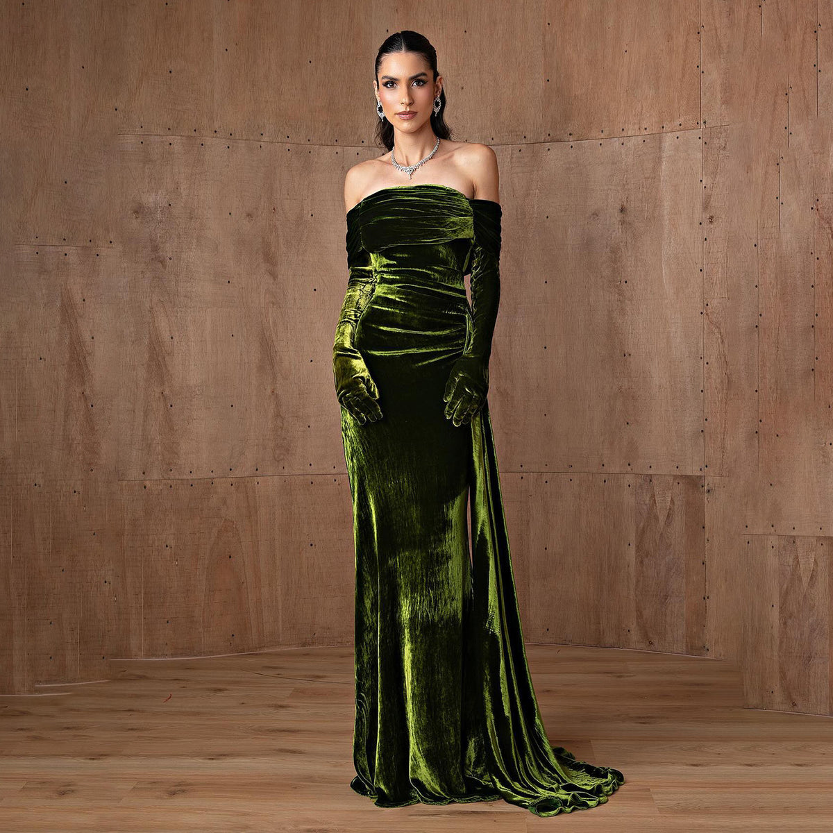 Elegant Emerald Green Velvet Evening Dress with Gloves SF378