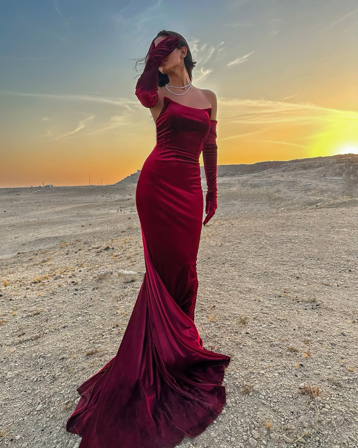 Elegant Burgundy Strapless Evening Dress with Gloves SF098